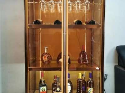 Mẫu tủ rượu 2 cánh kính hiện đại TU01